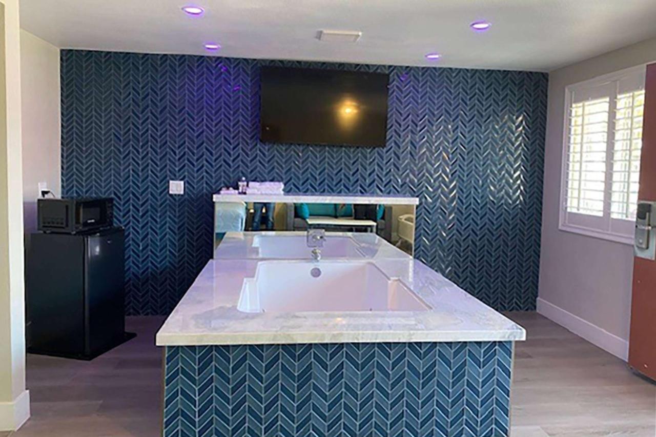 Super 8 By Wyndham Oceanside Downtown Ξενοδοχείο Εξωτερικό φωτογραφία