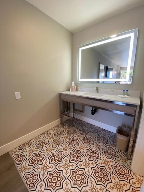 Super 8 By Wyndham Oceanside Downtown Ξενοδοχείο Εξωτερικό φωτογραφία