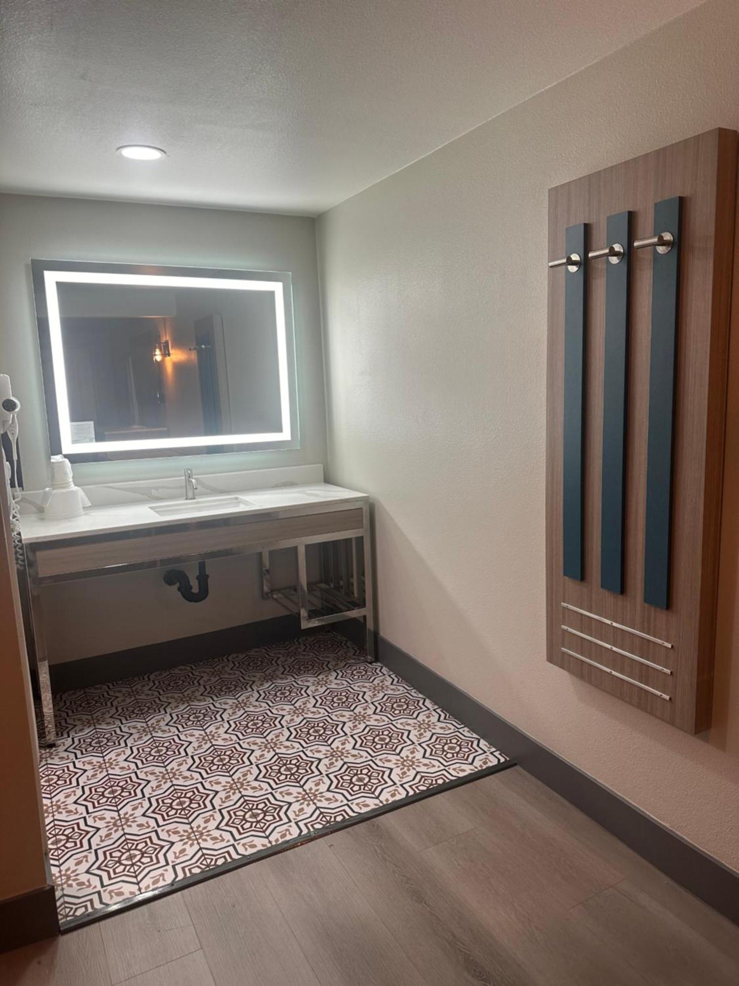 Super 8 By Wyndham Oceanside Downtown Ξενοδοχείο Εξωτερικό φωτογραφία