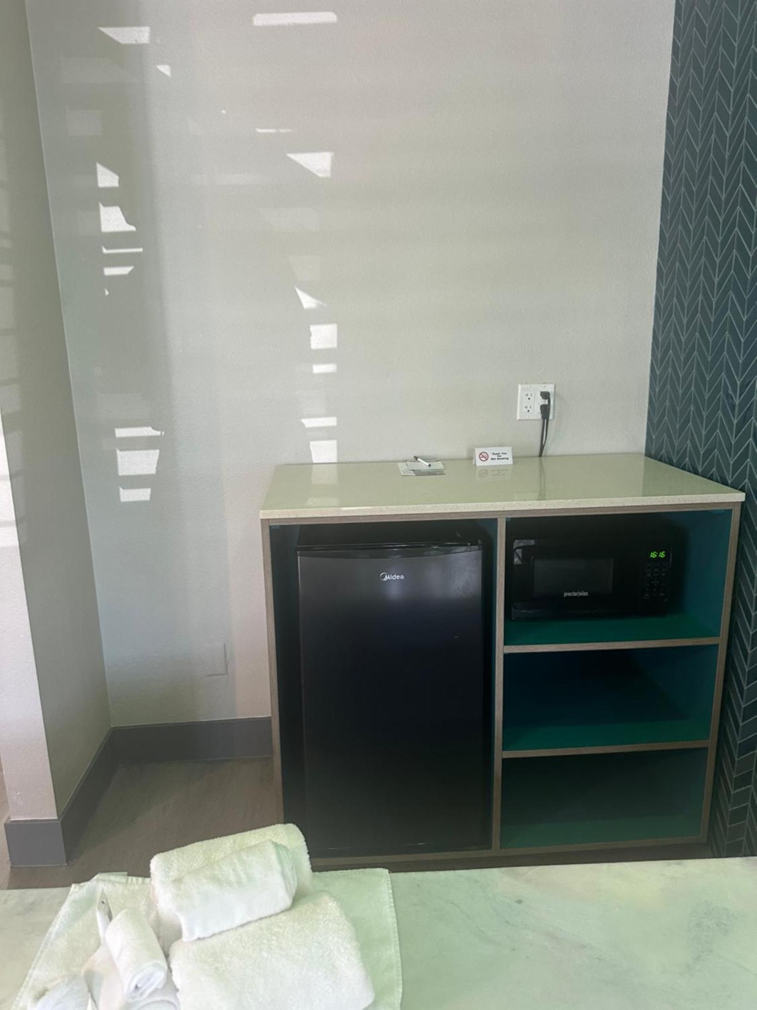Super 8 By Wyndham Oceanside Downtown Ξενοδοχείο Εξωτερικό φωτογραφία