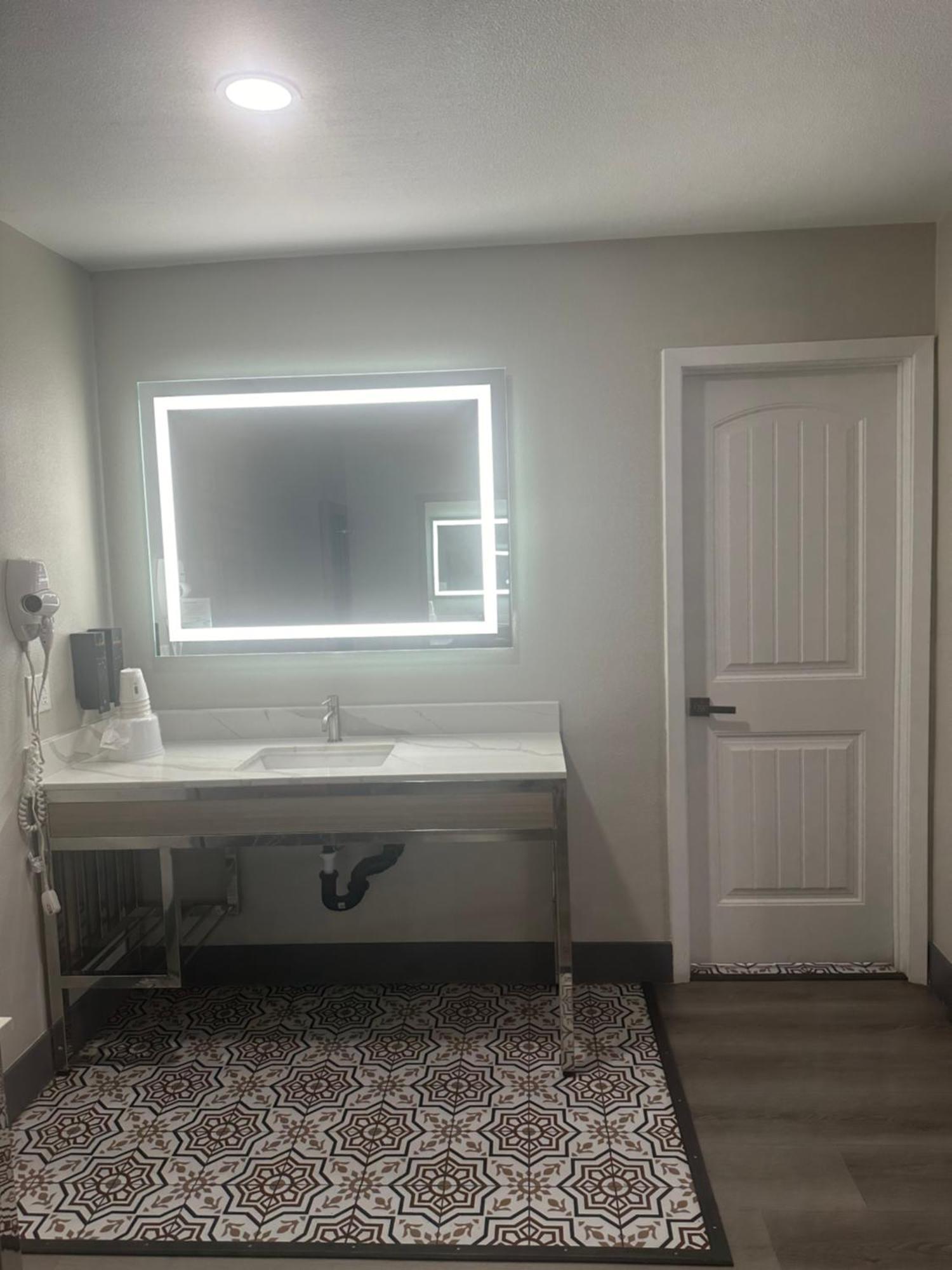 Super 8 By Wyndham Oceanside Downtown Ξενοδοχείο Εξωτερικό φωτογραφία