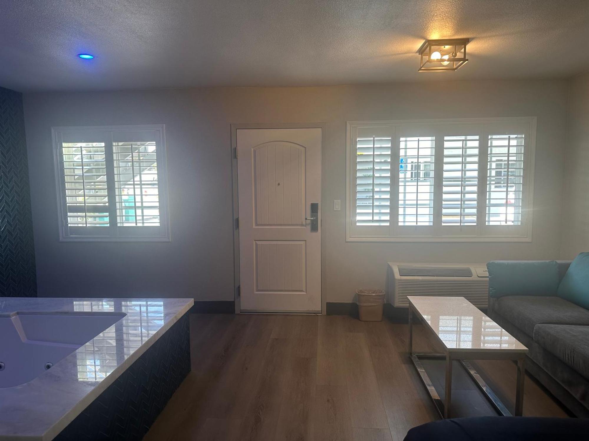 Super 8 By Wyndham Oceanside Downtown Ξενοδοχείο Εξωτερικό φωτογραφία