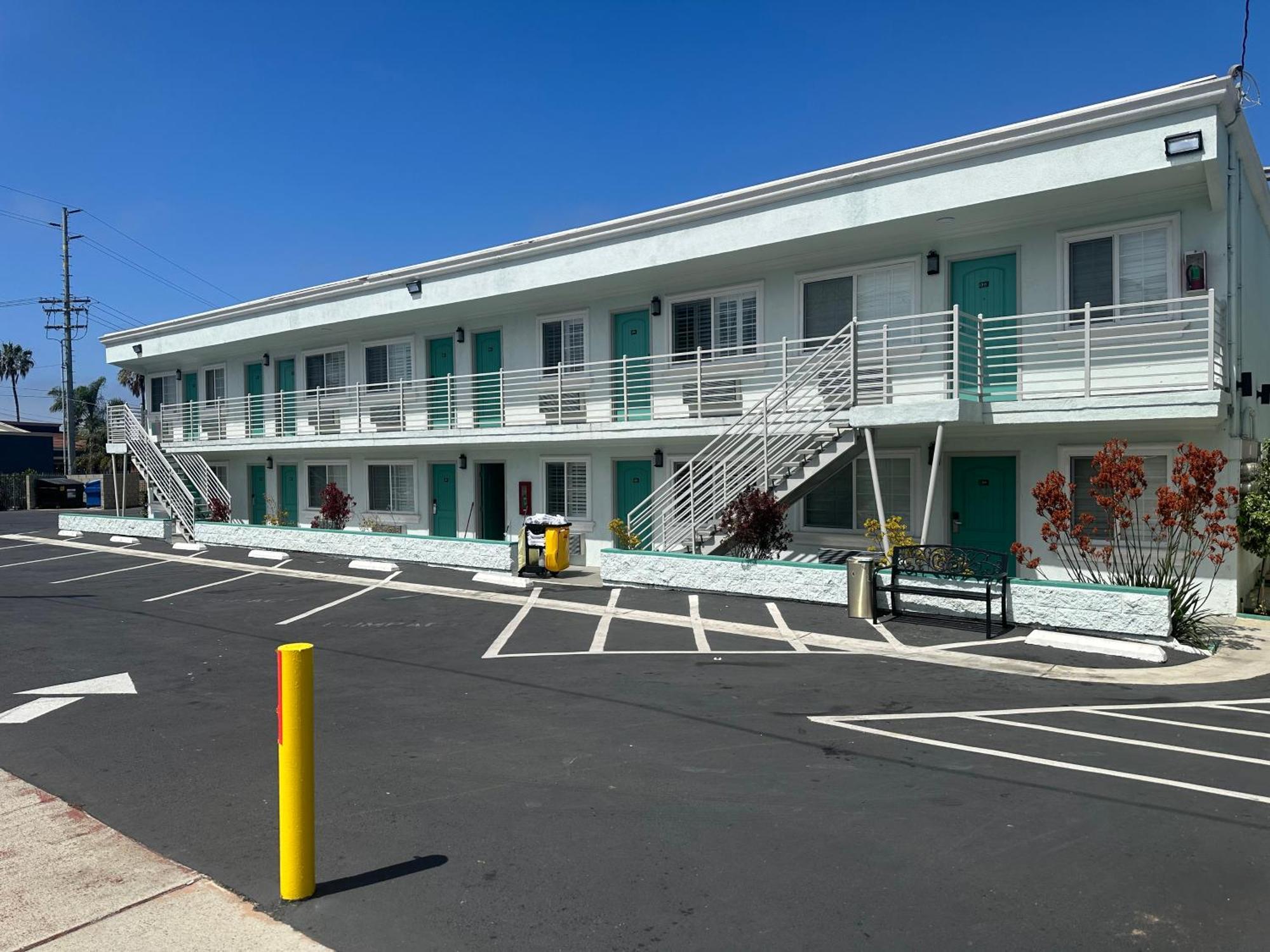 Super 8 By Wyndham Oceanside Downtown Ξενοδοχείο Εξωτερικό φωτογραφία