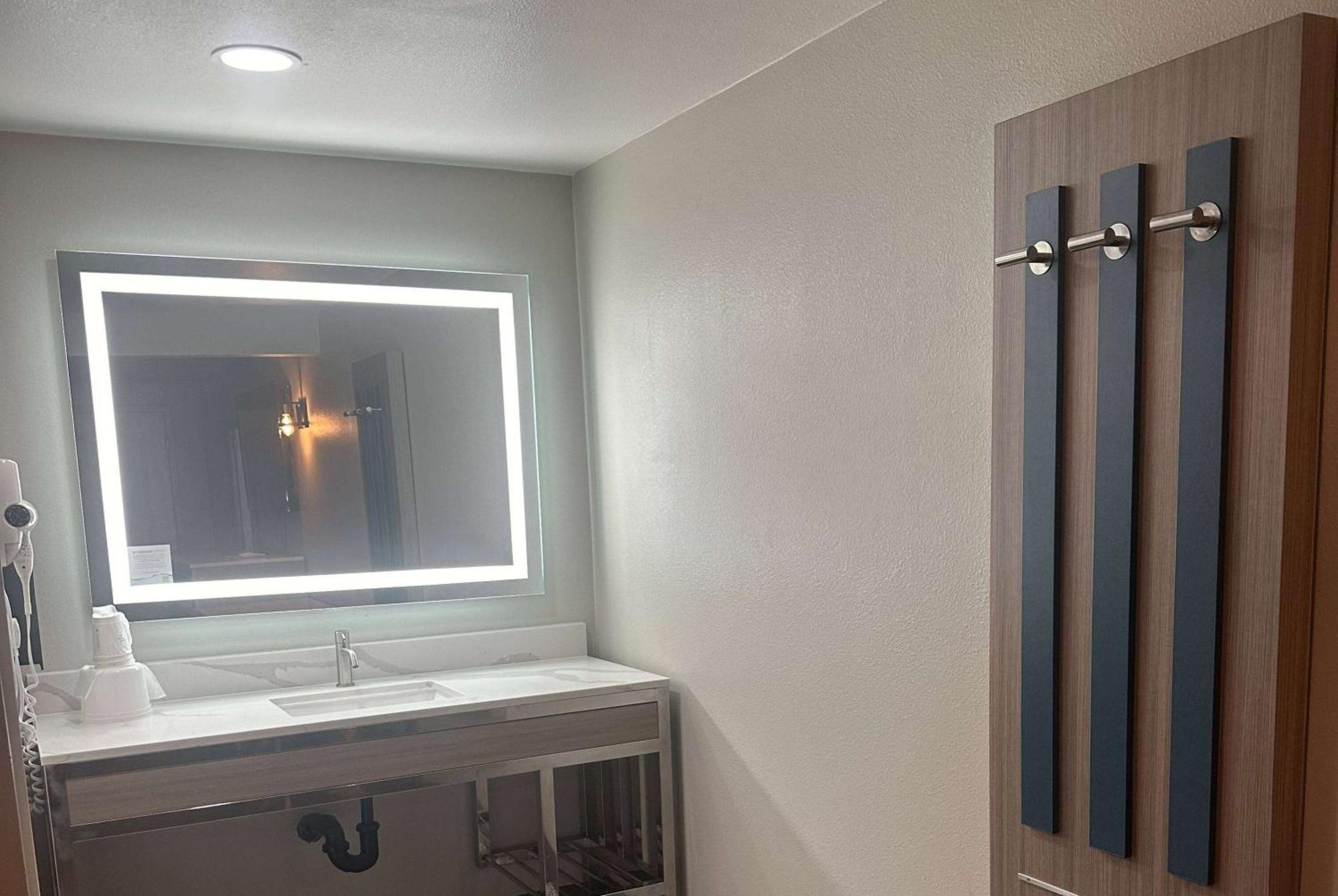 Super 8 By Wyndham Oceanside Downtown Ξενοδοχείο Εξωτερικό φωτογραφία